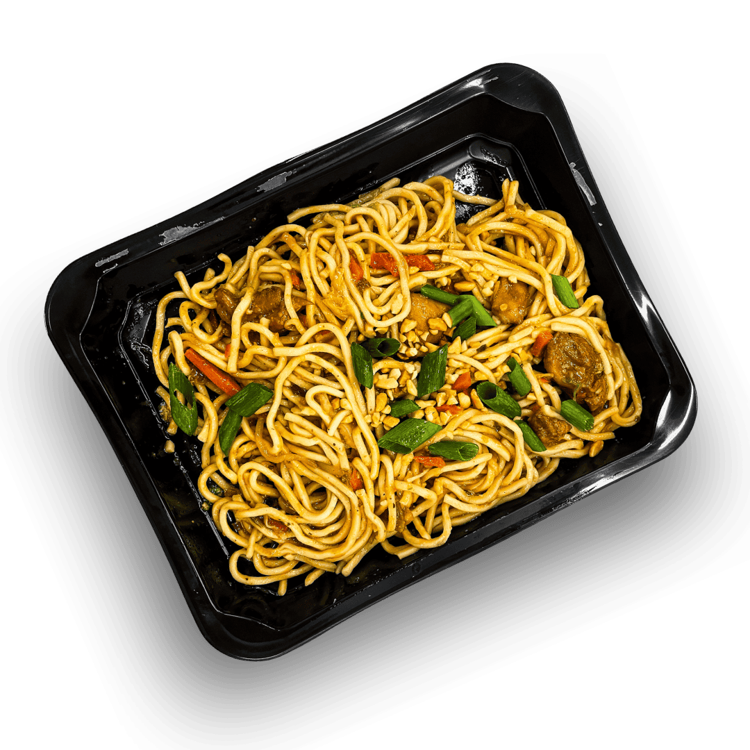 Orientalne noodles z mięsem drobiowym, kiełkami fasoli mung i pekińską