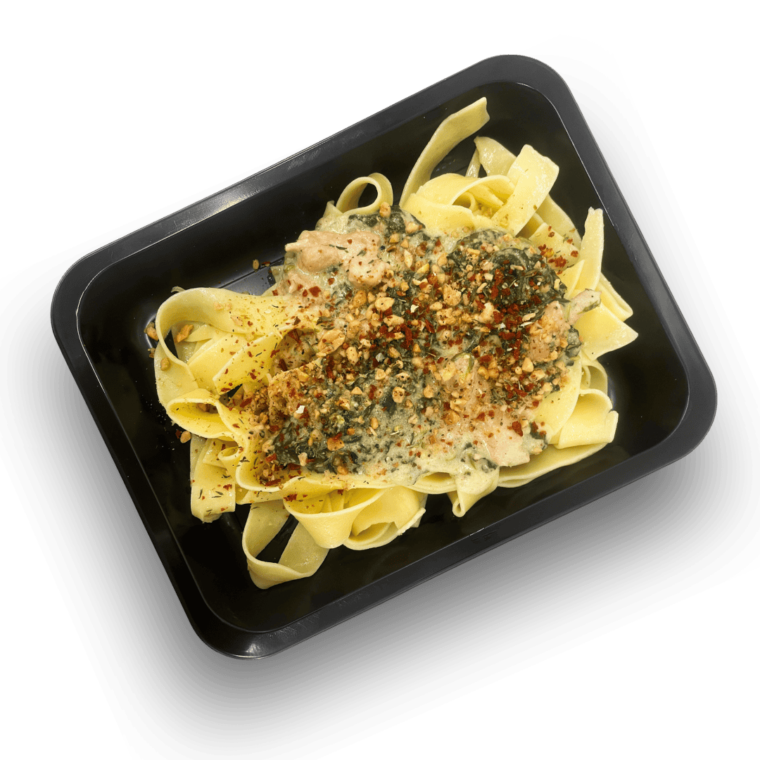 Pappardelle z kurczakiem, szpinakiem i posypką z prażonych orzechów
