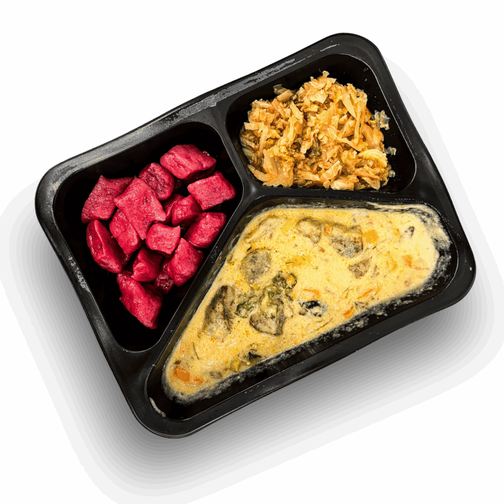 Potrawka wołowa z marchewką i jarmużem, kopytka buraczane, kapusta zasmażana