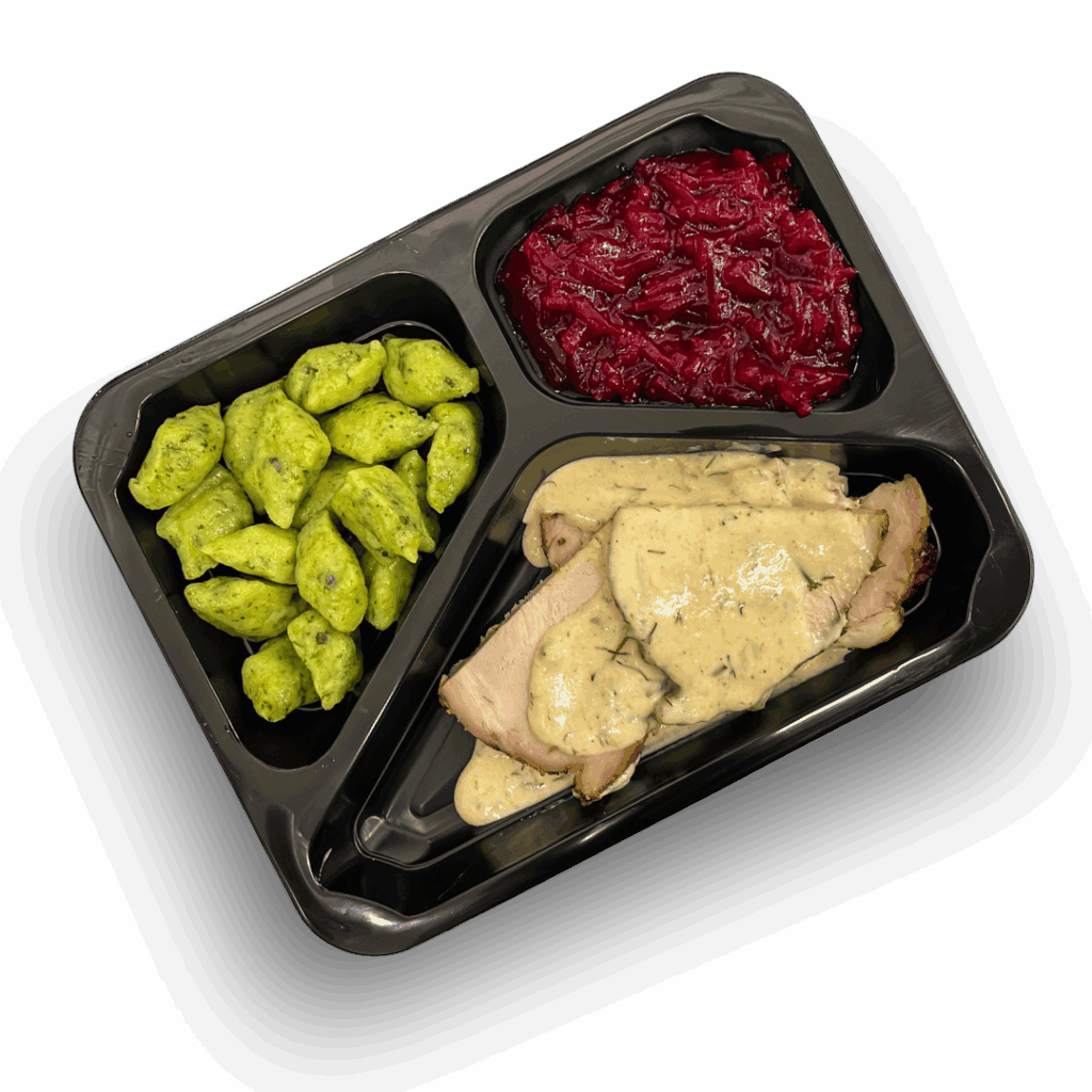 Soczysta szynka w sosie koperkowym, podana z puszystymi kopytkami szpinakowymi i tradycyjnymi, zasmażanymi buraczkami.