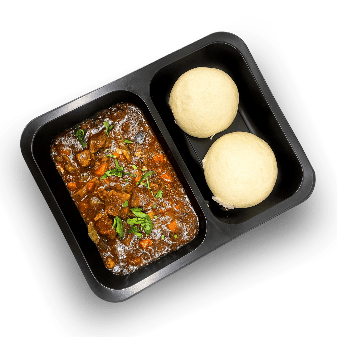 Węgierski gulasz wołowy na czerwonym winie z pampuchami