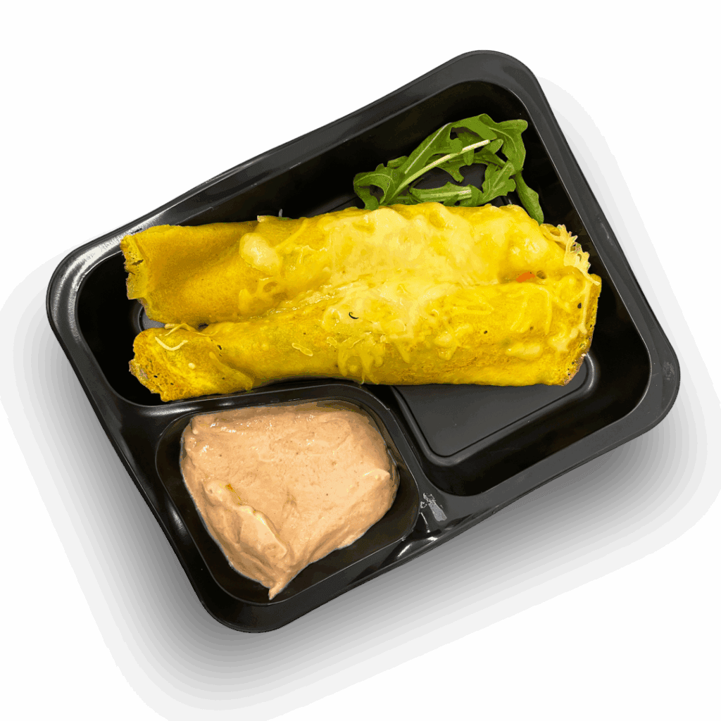 Żółte naleśniki z farszem kapuściano-pieczarkowym, dip pomidorowy