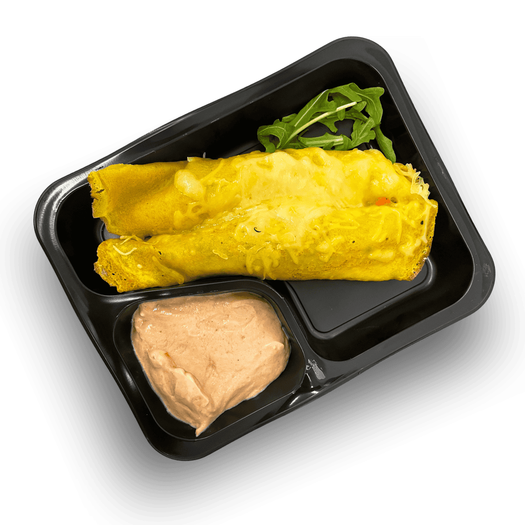 Żółte naleśniki z farszem kapuściano-pieczarkowym, dip pomidorowy