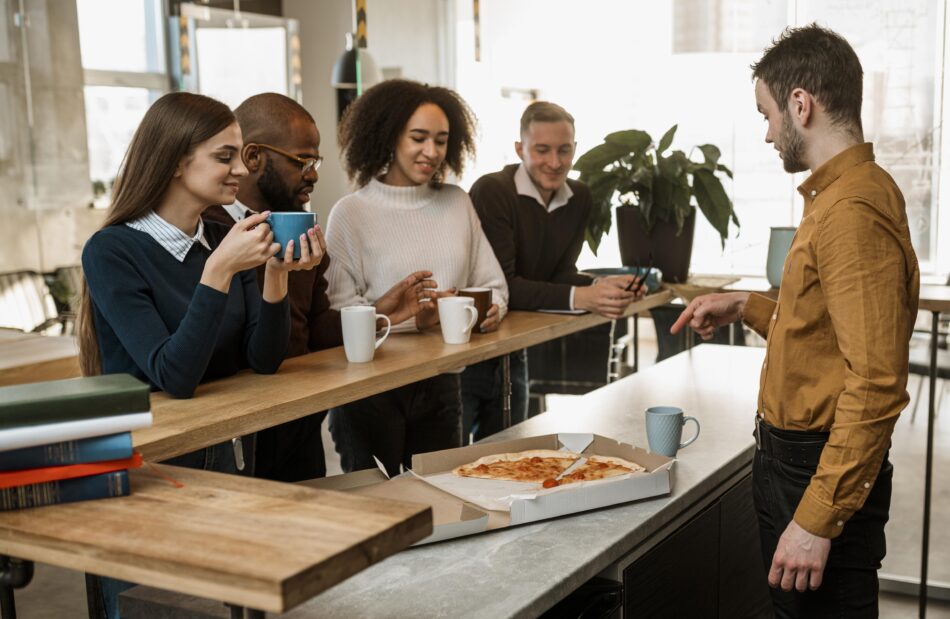 Catering na spotkanie biznesowe i konferencję – co zamówić, żeby zrobić dobre wrażenie